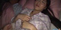 [일본야동] 아빠옆에 자고있는 새엄마 깨워서 따먹기